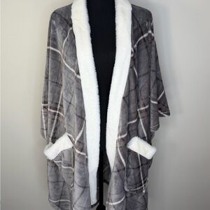 Elegant Gray and White Women's Poncho